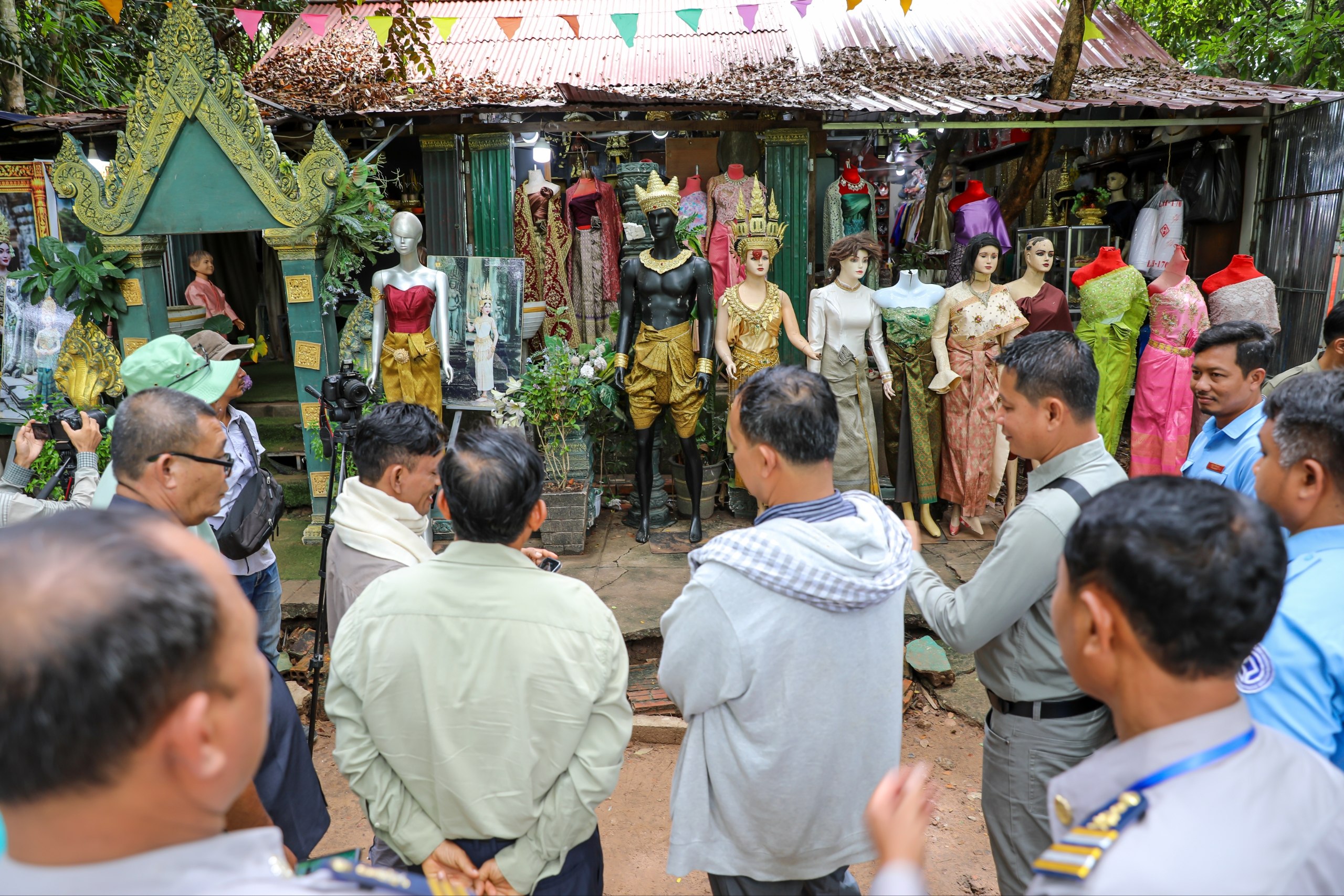 ភ្ញៀវទេសចរដែលប្រើសម្លៀកបំពាក់បុរាណខ្មែរខុសពីទម្រង់ដើម មិនអនុញ្ញាតឲ្យចូលទស្សនាតំបន់អង្គរឡើយ