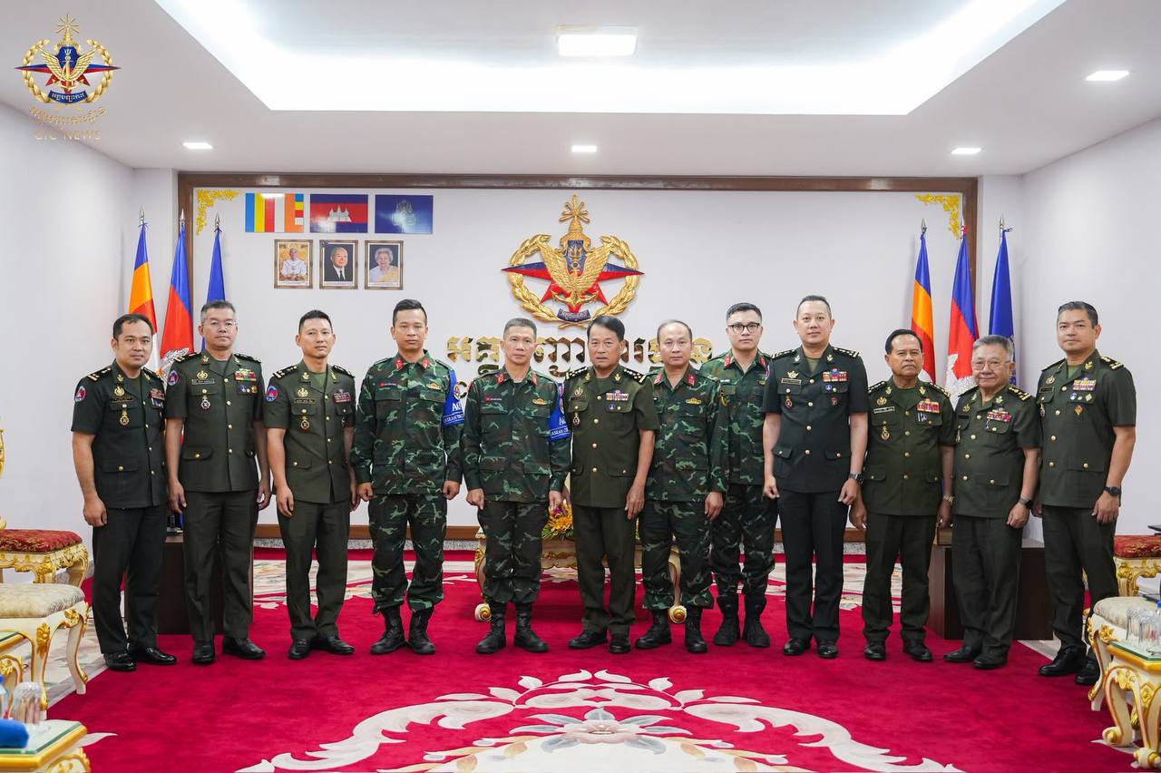 អគ្គមេបញ្ជាការកងយោធពលខេមរភូមិន្ទ ប្រគល់ប័ណ្ណសរសើរជូនសមាជិកក្រុមអ្នកសង្កេតការណ៍អាស៊ានមកពីវៀតណាម និងវាយតម្លៃខ្ពស់ចំពោះការរួមចំណែករក្សាសន្តិភាពក្នុងតំបន់
