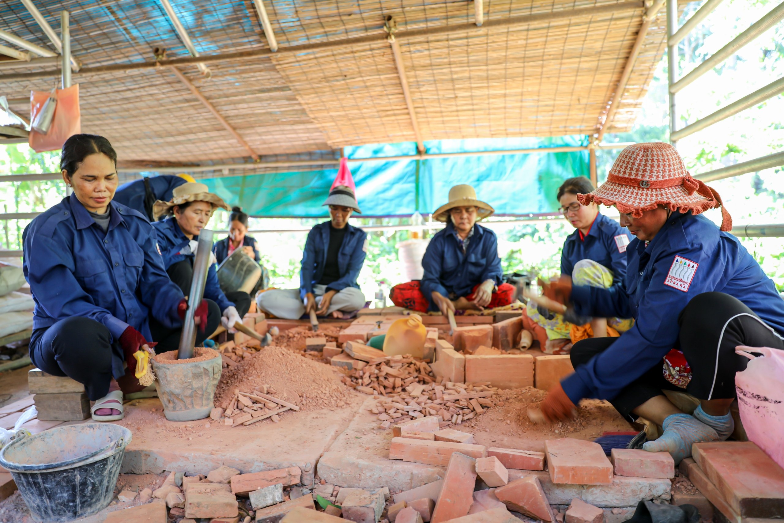 អ្នកជំនាញអាជ្ញាធរជាតិអប្សរាប្រញាប់ជួសជុលប្រាង្គឥដ្ឋប្រាសាទបាគង ដែលមានអាយុកាលជាង ១ពាន់ឆ្នាំ