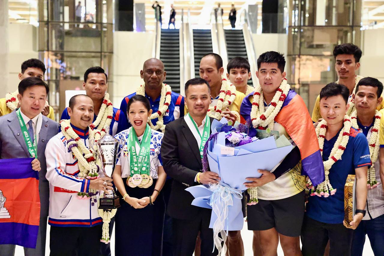 ក្រុមបាល់ទះជម្រើសជាតិនាំយកពាន SEA V-CUP មកដល់កម្ពុជា