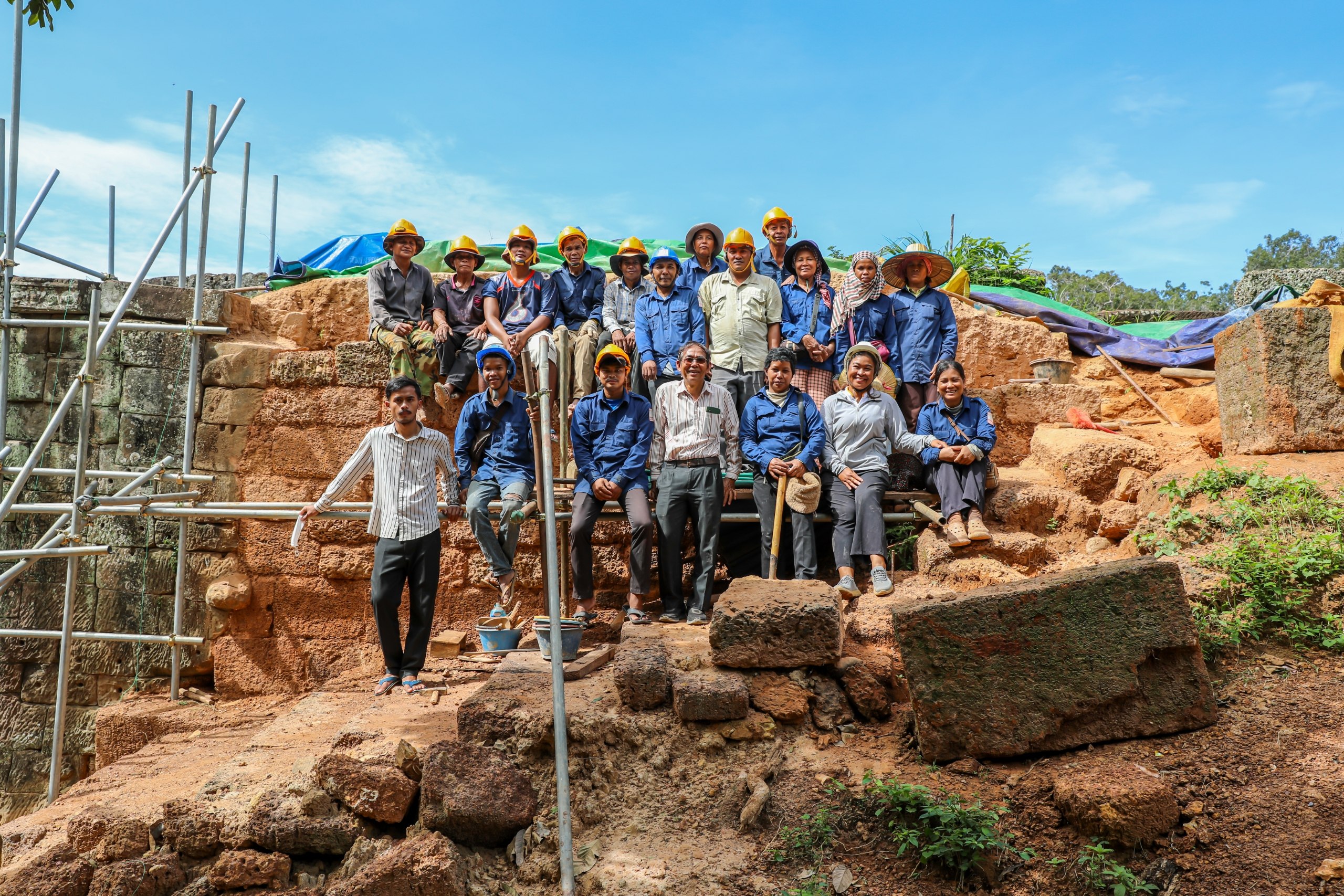 អ្នកជំនាញកំពុងសម្រុកជួសជុលកំពែងថ្មបាយក្រៀមខ្លោងទ្វារក្រុងអង្គរធំ ក្រោយទ្រុឌទ្រោមខ្លាំង