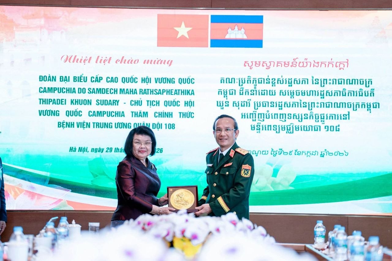 ប្រតិភូរដ្ឋសភាកម្ពុជា អញ្ជើញធ្វើទស្សនកិច្ចនៅមន្ទីរពេទ្យមជ្ឈិមយោធា១០៨ នាទីក្រុងហាណូយ ដើម្បីជំរុញលើវិស័យសុខុមាលភាព