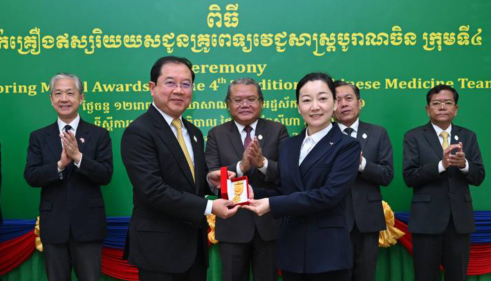 ក្រុមគ្រូពេទ្យវេជ្ជសាស្ត្របុរាណចិនបានចូលរួមពិនិត្យ និងព្យាបាលអ្នកជំងឺកម្ពុជាជាងមួយម៉ឺនក្នុងរយៈពេលមួយឆ្នាំ