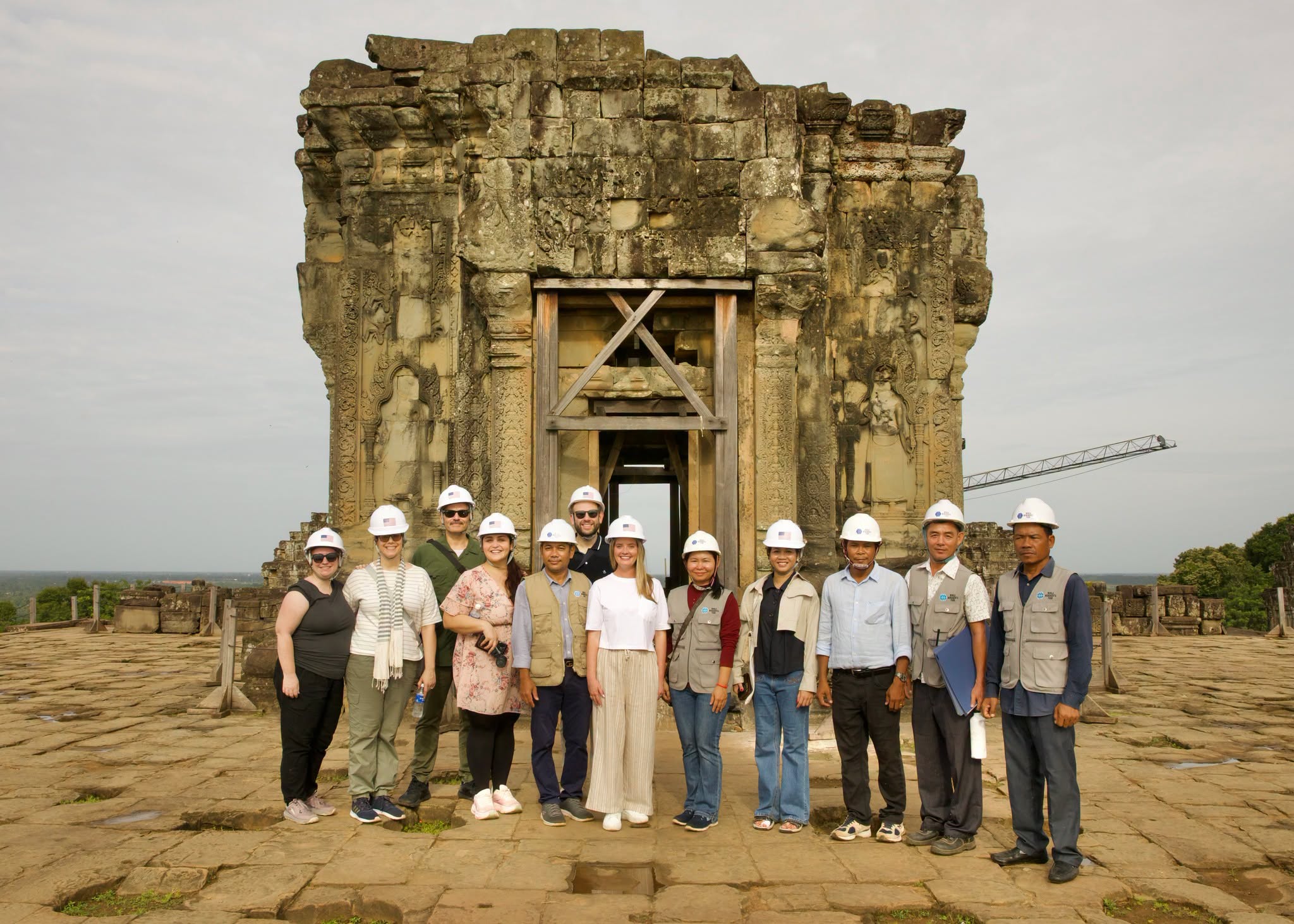 មន្រ្តីជាន់ខ្ពស់អាមេរិកទៅពិនិត្យការងារជួសជុលប្រាសាទភ្នំបាខែង ដែលទទួលជំនួយជាង ៤,៤លានដុល្លារពីអាមេរិក