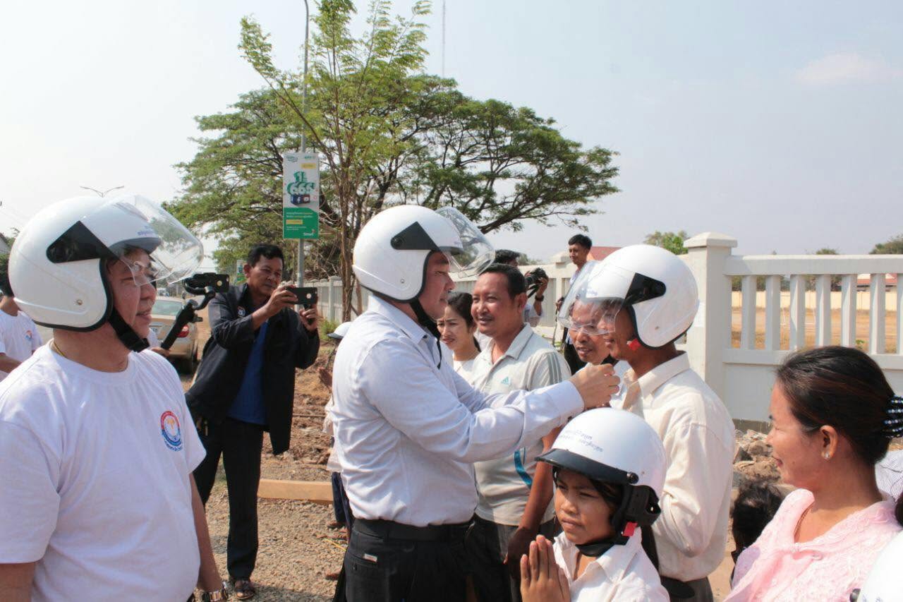 អ្នកឃ្លាំមើលសង្គមសាទរការដាក់កំហិតមន្រ្តីកុំឲ្យចូលកន្លែងធ្វើការបើជិះម៉ូតូមកមិនពាក់មួកសុវត្ថិភាព
