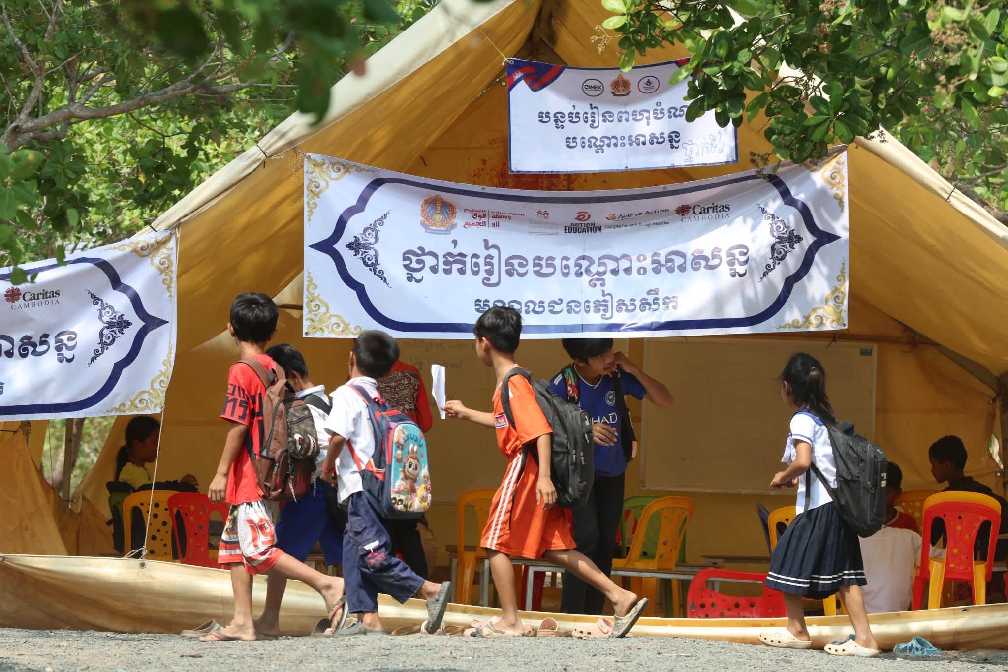 ពិភពលោកកំពុងមើល៖ ហេតុអ្វីពលរដ្ឋកម្ពុជានៅតែមិនអាចវិលត្រឡប់ទៅផ្ទះ? កុមារ ៦,០០០ នាក់កំពុងរង់ចាំថ្ងៃត្រឡប់ទៅសាលារៀន