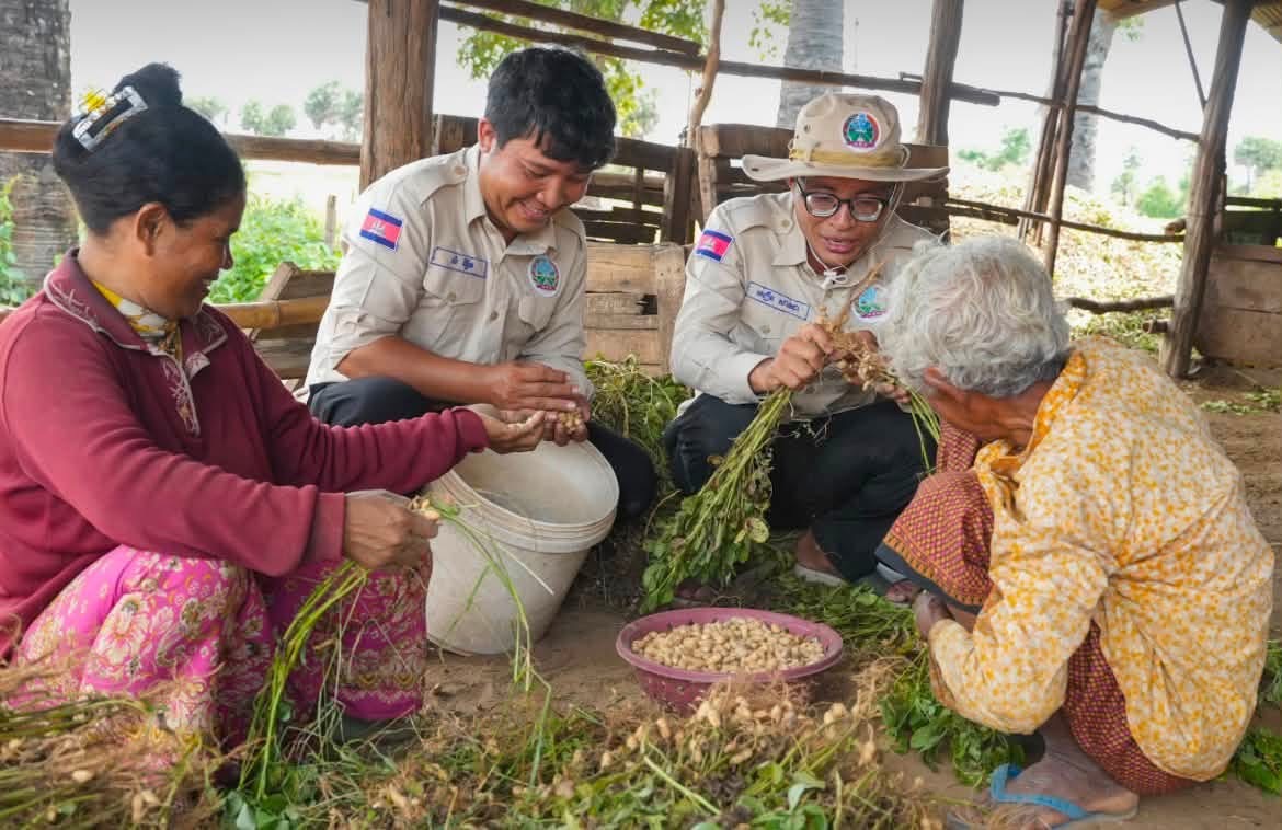 គ្រួសារកសិករមួយនៅខេត្តកំពង់ស្ពឺ ទទួលប្រាក់ប្រចាំថ្ងៃពីការធ្វើកសិកម្មចម្រុះ