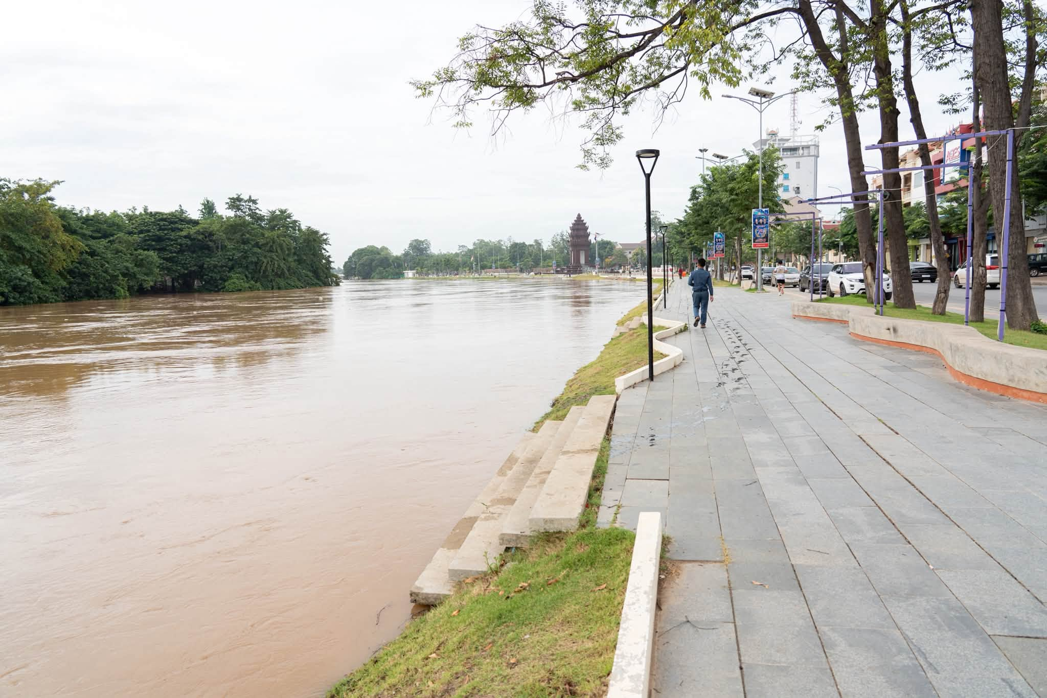 អាជ្ញាធរខេត្តបាត់ដំបងណែនាំពលរដ្ឋឲ្យប្រុងប្រយ័ត្ន ខណៈ​កម្ពស់ទឹកស្ទឹងសង្កែហក់ឡើងជិតដល់កម្រិតអាសន្ន