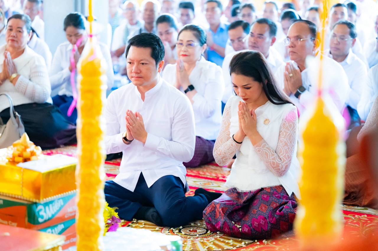 រដ្ឋមន្រ្តីក្រសួងអធិការកិច្ចប្រគេនទៀនវស្សា និងទេយ្យទានដល់ព្រះសង្ឃនៅខេត្តស្វាយរៀង