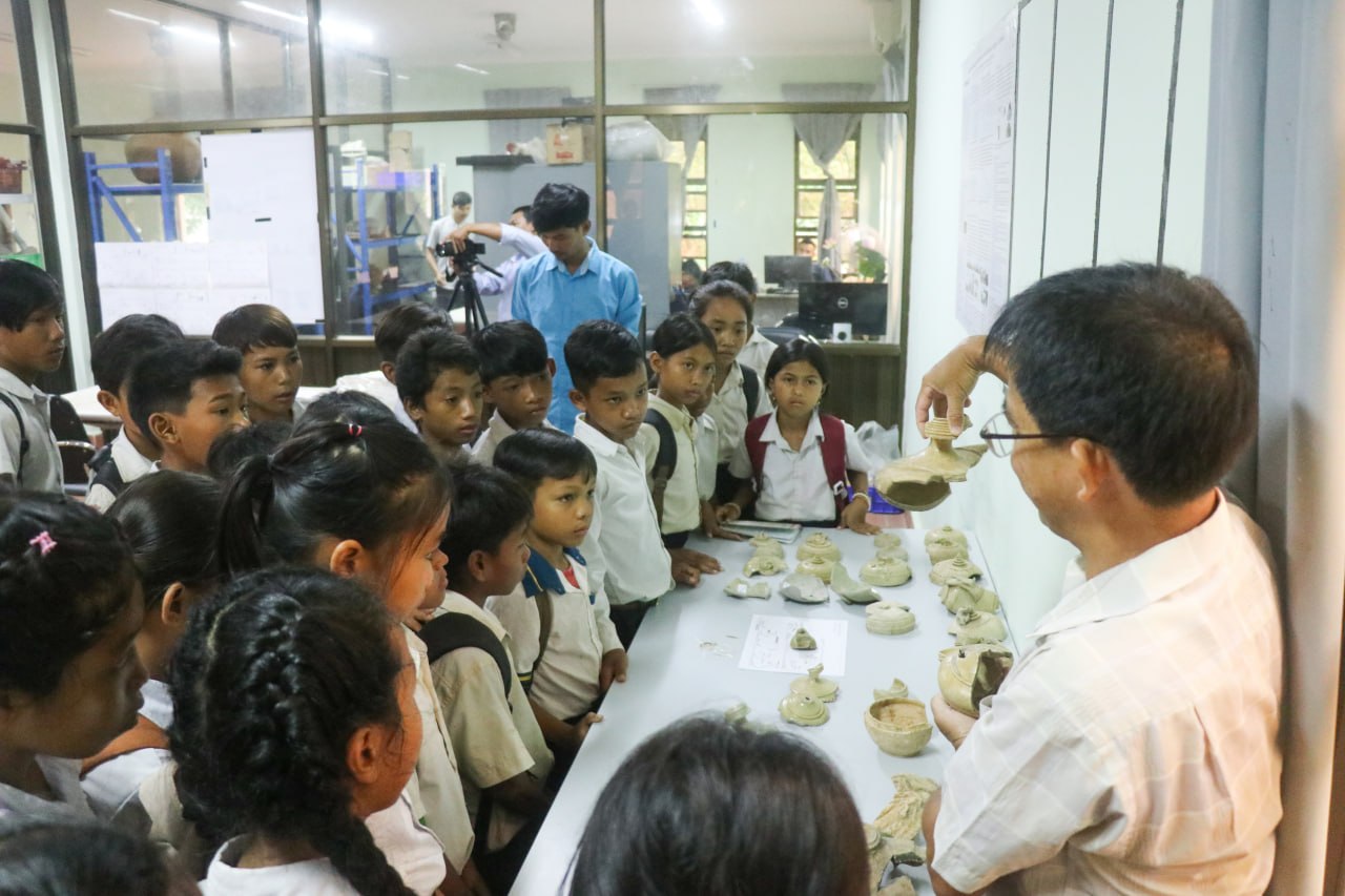 អាជ្ញាធរជាតិអប្សរា បណ្ដុះស្មារតីស្រឡាញ់បេតិកភណ្ឌដល់កុមារតំបន់អង្គរ តាមរយៈការរៀនស្មូនកុលាលភាជន៍