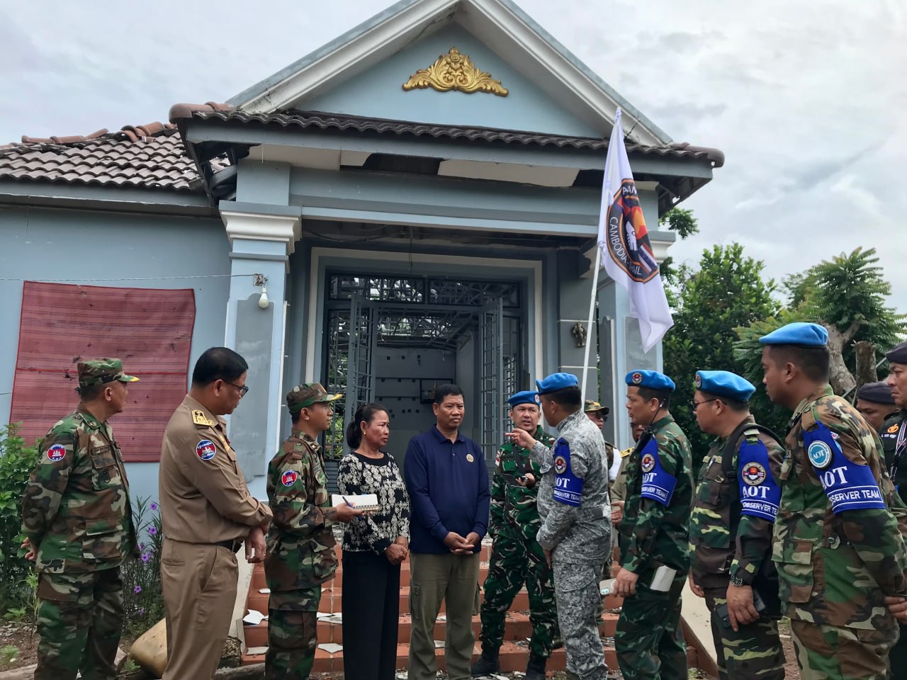 ក្រុមអ្នកសង្កេតការណ៍ AOT ចុះពិនិត្យស្ថានភាពភូមិដ្ឋានពលរដ្ឋខ្មែរ ដែលខូតខាតដោយការទម្លាក់គ្រាប់​ពីយោធាថៃ