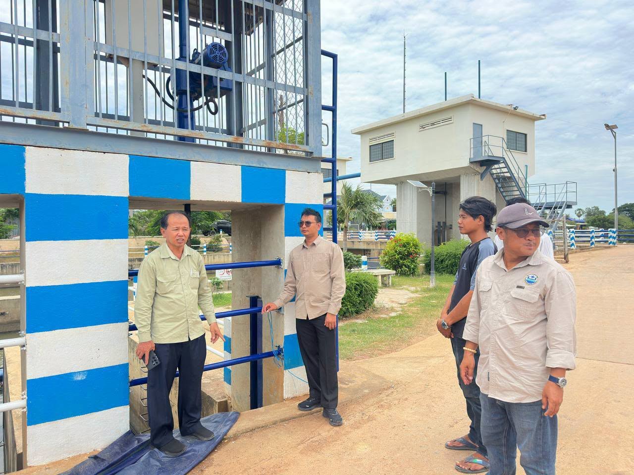 លោក អ៊ុច ហ៊ីង ចុះពិនិត្យការគ្រប់គ្រង និងការប្រើប្រាស់អាងទឹកដូនទ្រី ព្រមទាំងប្រព័ន្ធធារាសាស្ត្រ ក្នុងភូមិសាស្ដ្រខេត្តបាត់ដំបង