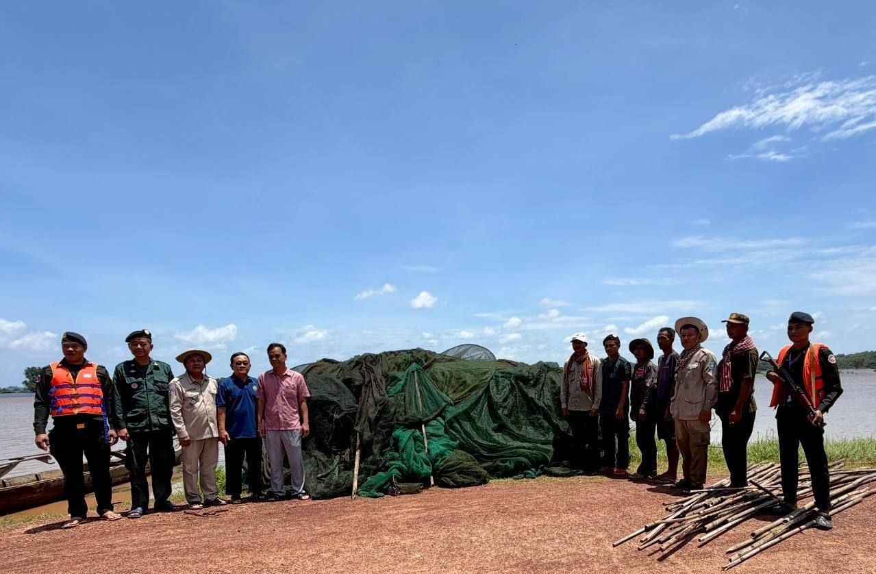 កម្លាំងជំនាញចុះបង្ក្រាបបទល្មើសជលផលនៅស្រុកព្រែកប្រសព្វ រុះរើរបាំងស្បៃមុងជាង ១,៦គីឡូម៉ែត្រ