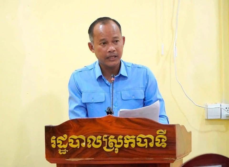 អភិបាលស្រុកបាទីដាក់កំហិតមន្រ្តីមិនឲ្យចូលសាលាស្រុកបើមិនពាក់មួកសុវត្ថិភាព