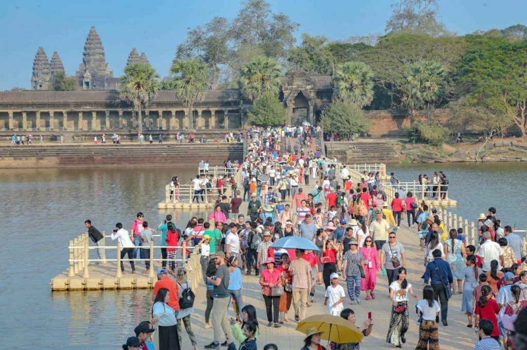 ភាពទន់ខ្សោយនៃវិស័យទេសចរណ៍ធ្វើឲ្យធនាគារ ADB បន្ទាបការព្យាករកំណើនសេដ្ឋកិច្ចកម្ពុជាពី ៤,១%មកនៅត្រឹម៣,៩%វិញ