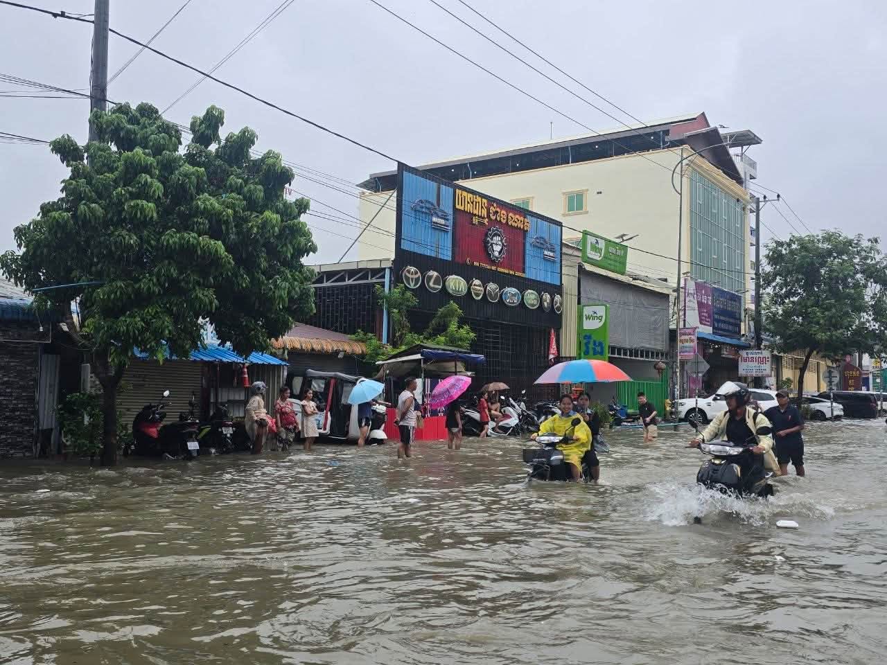 ទឹកជំនន់ហូរមកពីថៃ ធ្វើឲ្យខេត្តបន្ទាយមានជ័យកាន់តែងលិចលង់