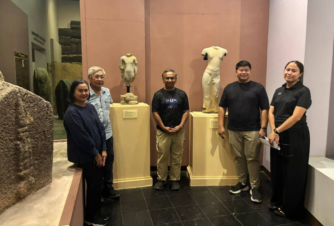 កម្ពុជាទាមទារឱ្យថៃប្រគល់វត្ថុបុរាណខ្មែរ ដែលយកចេញពីប្រាសាទខ្នារ មករក្សាទុកនៅកន្លែងដើមវិញ