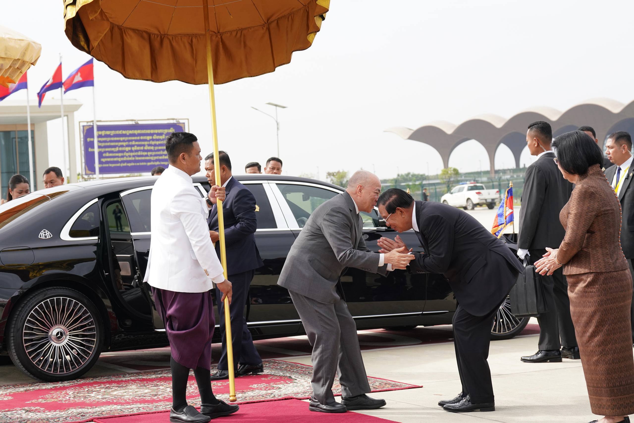 ព្រះមហាក្សត្រកម្ពុជា និងសម្តេចព្រះមហាក្សត្រី ស្ដេចយាងទៅពិនិត្យព្រះរាជសុខភាពនៅប្រទេសចិន