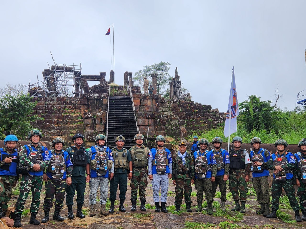 ក្រុមអ្នកសង្កេតការណ៍អាស៊ានចុះសង្កេតការណ៍ ផ្ទៀងផ្ទាត់ និងរាយការណ៍អំពីស្ថានភាពតាមបណ្តោយព្រំដែនកម្ពុជា-ថៃ នៅតំបន់ប្រាសាទព្រះវិហារ