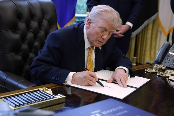 លោក Trump ចុះហត្ថលេខាលើច្បាប់ដាក់ទណ្ឌកម្មឈុតធំលើរុស្ស៊ី ជាផ្លូវការ