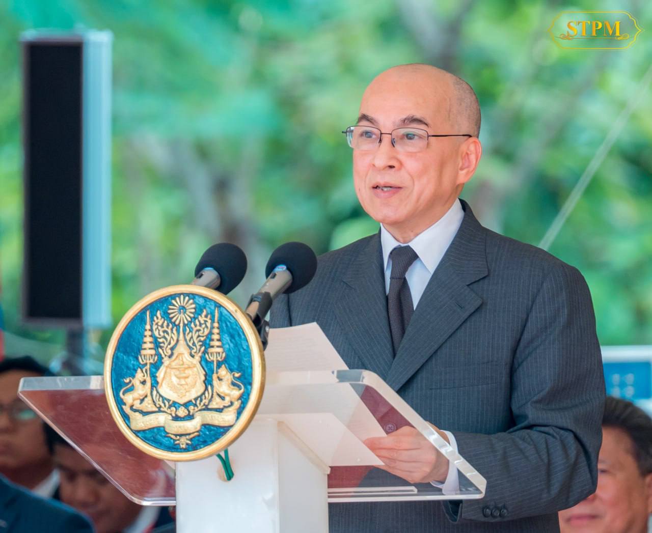 ព្រះមហាក្សត្រអំពាវនាវដល់ជនរួមជាតិ ជាពិសេសអាណាព្យាបាល សិស្សានុសិស្ស សូមបន្តចូលរួមគាំទ្រ លើកទឹកចិត្ត និងផ្តល់តម្លៃខ្ពស់ដល់បេសកកម្មដ៏ឧត្តុង្គឧត្តមរបស់គ្រូបង្រៀន