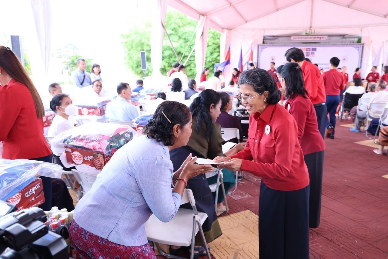 កាកបាទក្រហមកម្ពុជាជូនអំណោយមនុស្សធម៌ជូននិវត្តន៍ជន និងសិល្បករចាស់ព្រឹទ្ធាចារ្យ ២៥១នាក់ ក្នុងរដូវកាលភ្ជុំបិណ្ឌ
