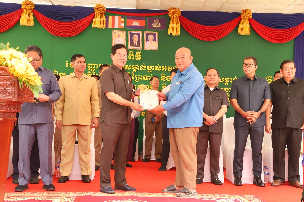 រដ្ឋបាលរាជធានីភ្នំពេញ ចែកបណ្ណកម្មសិទ្ធិដីធ្លីជាង ១ម៉ឺនបណ្ណ ជូនពលរដ្ឋរស់នៅជាប់របងព្រលានយន្តហោះចាស់