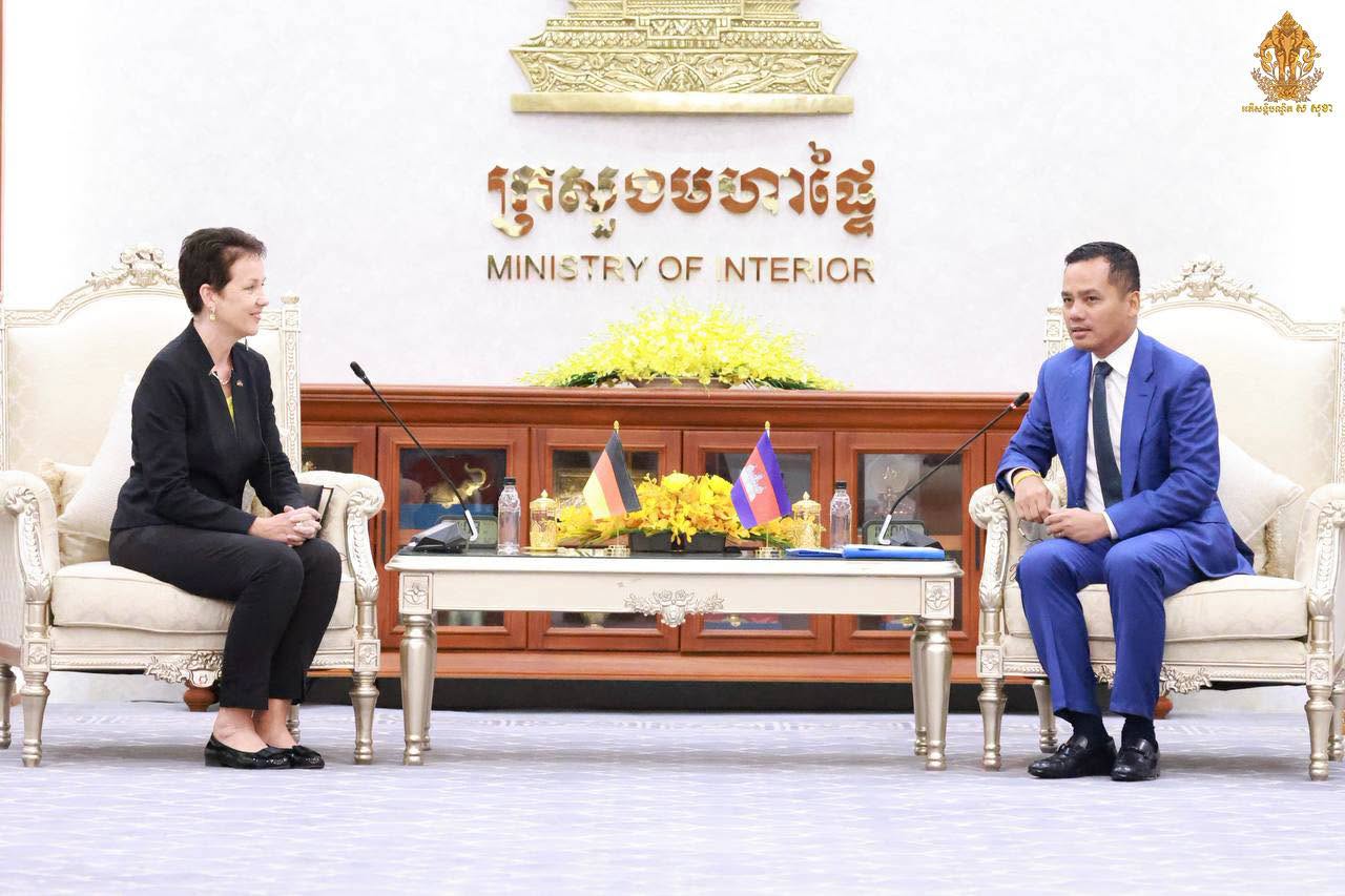 អាល្លឺម៉ង់ប្តេជ្ញាបន្តជួយជំរុញការងារវិមជ្ឈការនៅកម្ពុជា ខណៈមេដឹកនាំមហាផ្ទៃកម្ពុជា រំលេចសមិទ្ធផលបង្ក្រាបបទល្មើសអនឡាញជូនទូតថ្មី