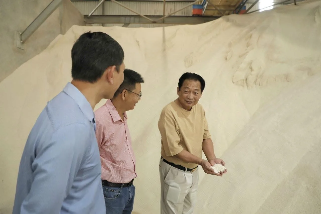 អ្នកឧកញ៉ា ម៉ុង ឬទ្ធី ស្នើឱ្យ​អ្នកមានលុយ​វិនិយោគលើរោងចក្រ​ផលិត​ចំណីសត្វ​ ដើម្បីជួយរកទីផ្សា​រកសិផល​ឱ្យកសិករ​