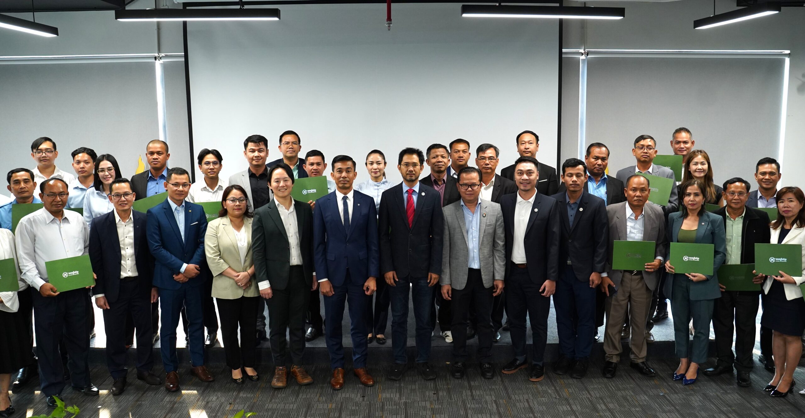 សហគ្រិនខ្មែរ និងក្រុមហ៊ុនមេនូឡាយហ្វ៍ ខេមបូឌា បានសហការរៀបចំបើកវគ្គបណ្តុះបណ្តាលគ្រូបង្គោលស្តីពី “កម្មវិធីលើកកម្ពស់ផ្នែកហិរញ្ញវត្ថុដល់អ្នកសេដ្ឋកិច្ចក្រៅប្រព័ន្ធ”