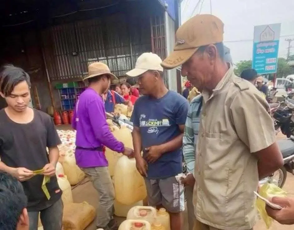 ពលរដ្ឋសម្រុកទិញប្រេងស្តុកទុក ខណៈតម្លៃកំពុងហក់ឡើងខ្ពស់