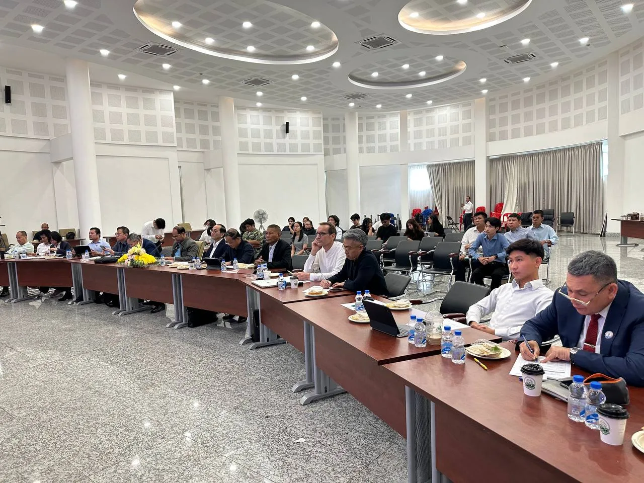 គណៈកម្មាធិការគ្រប់គ្រងតំបន់ឆ្នេររៀបចំកិច្ចប្រជុំវាយតម្លៃស្នាដៃរចនាគម្រោងប្លង់វគ្គផ្តាច់ព័្រត្រ