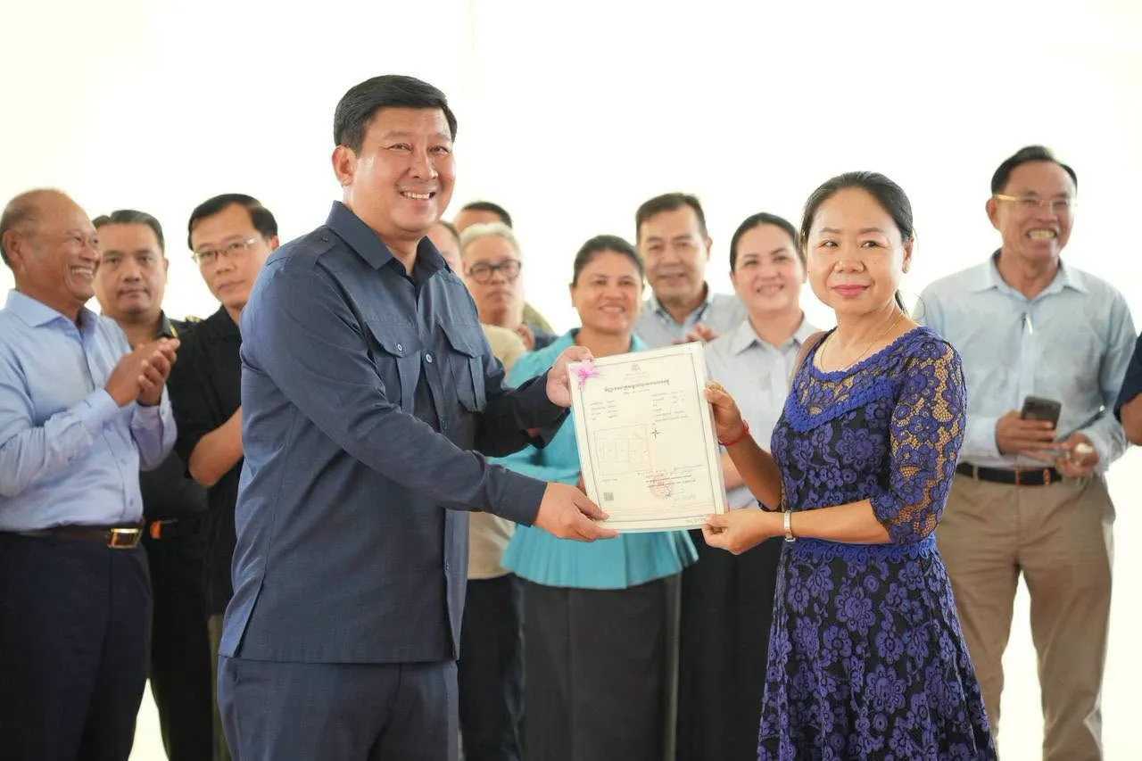 ឯកឧត្តម សាយ សំអាល់ អញ្ជើញប្រគល់វិញ្ញាបនបត្រសម្គាល់ម្ចាស់អចលនវត្ថុដល់អតិថិជនបុរី ឡេង ណាវ៉ាត់ត្រា ផ្លូវជាតិ ៦A