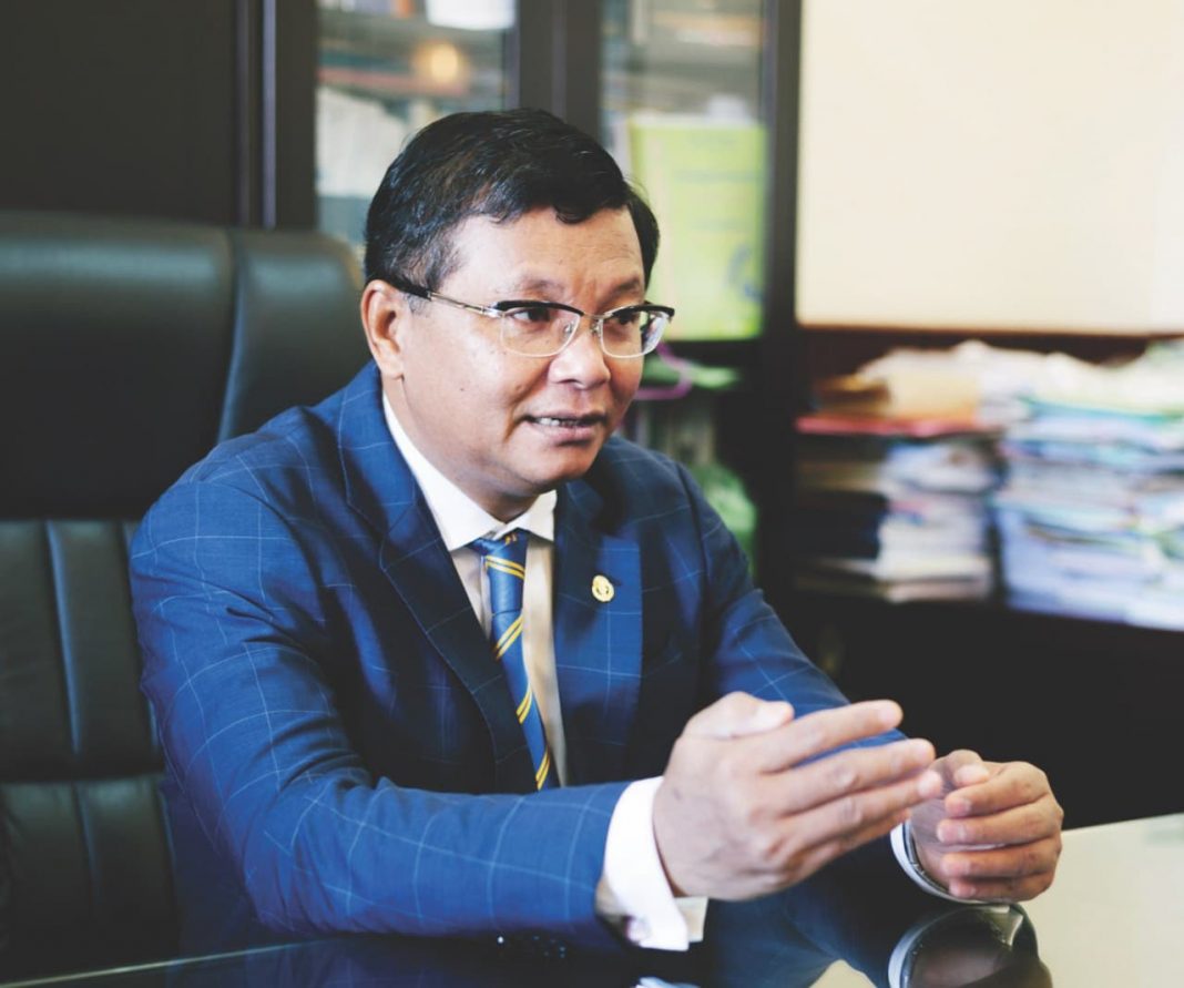 ឯកឧត្តមបណ្ឌិតសភាចារ្យ ហង់ ជួនណារ៉ុន រដ្ឋមន្ត្រីក្រសួងអប់រំ យុវជន និងកីឡា