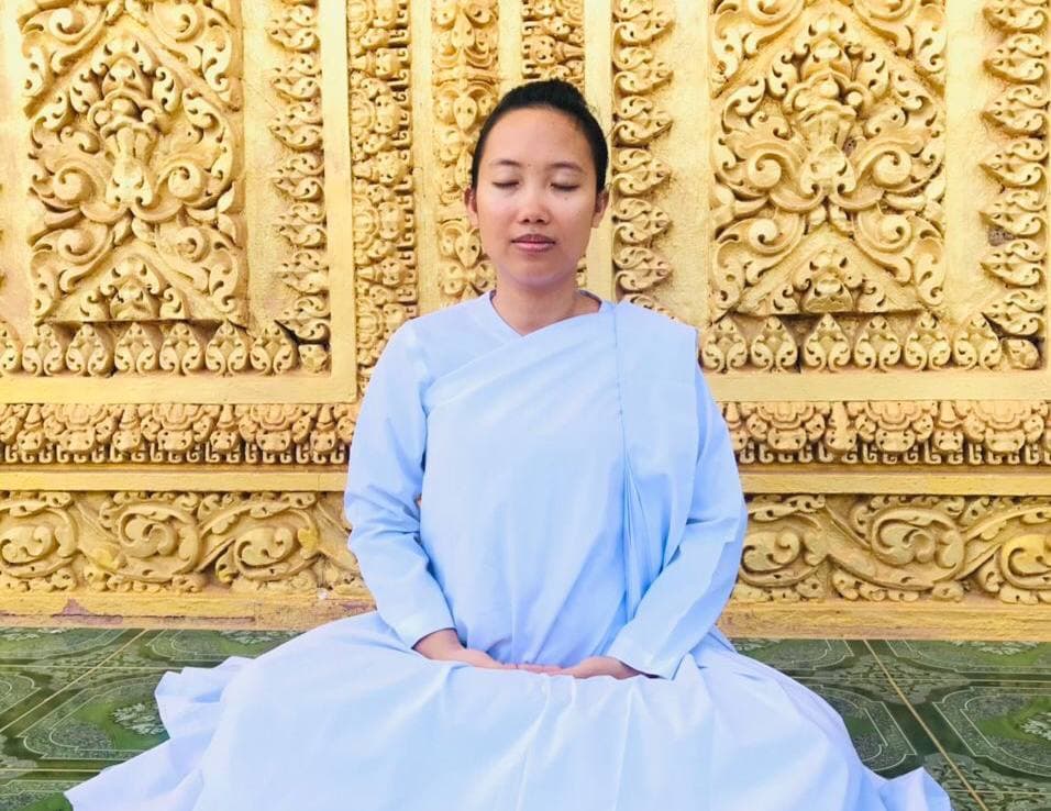 កញ្ញា សុខ សុធារ៉ា កំពុងបដិបត្តិសមាធិ