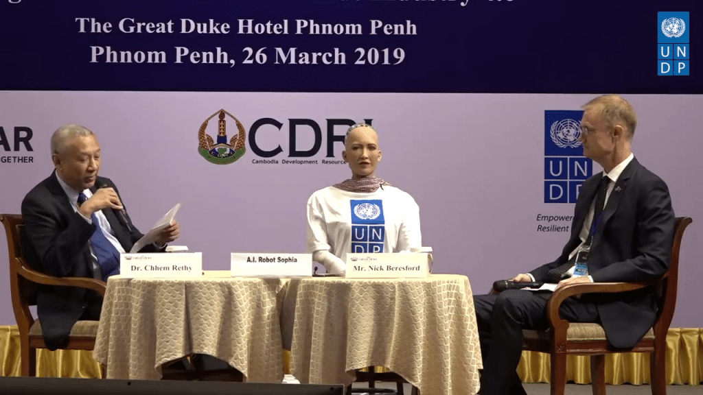 តាមរយៈអង្គការ UNDP មនុស្សយន្ត Sophia នាងបានធ្វើដំណើរមកដល់កម្ពុជា។