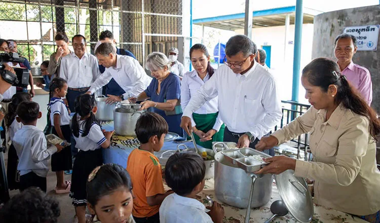រាជរដ្ឋាភិបាលកំពុងផ្ទេរកម្មវិធីផ្តល់អាហារតាមសាលារៀនពីដៃគូអភិវឌ្ឍន៍ មកជា​កម្មវិធីជាតិទាំងស្រុងត្រឹមឆ្នាំ២០២៨