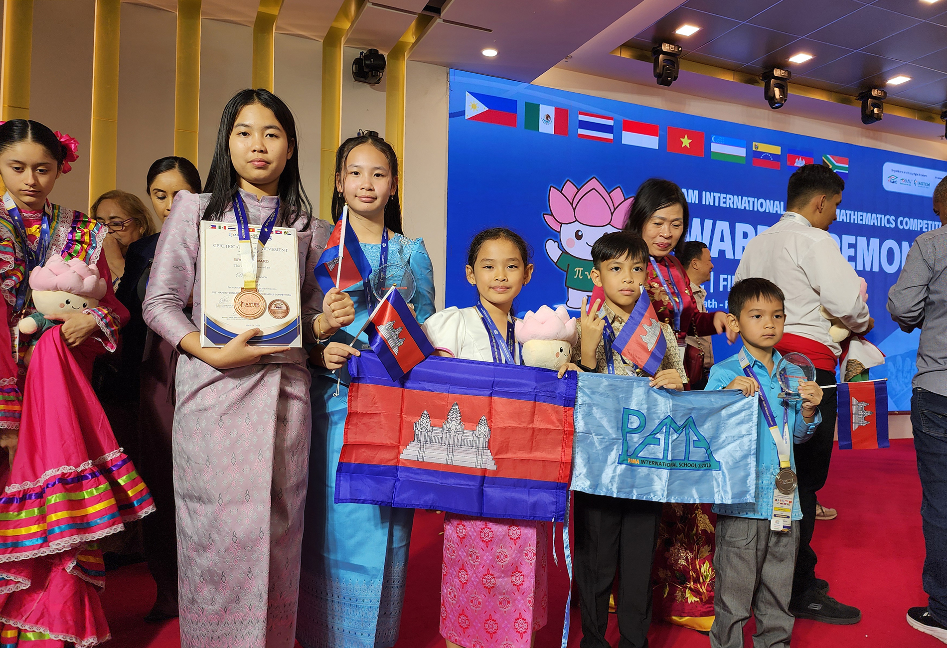 សិស្សឆ្នើមកម្ពុជា៣រូប ជំរុញយុវជនពង្រឹងសមត្ថភាពក្រោយឈ្នះមេដាយអន្តរជាតិពីចិន