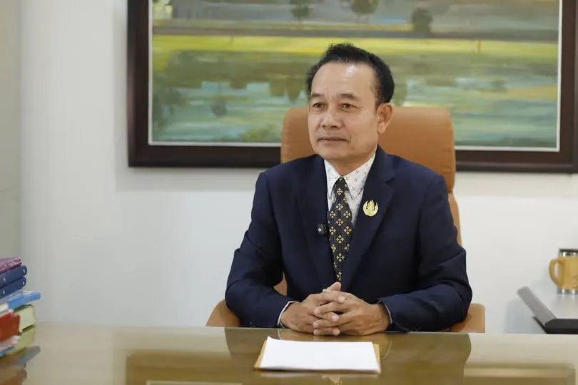 លោកបណ្ឌិត ឈត ប៊ុនថង អ្នកជំនាញទស្សនវិជ្ជានៃរាជបណ្ឌិតសភាកម្ពុជា