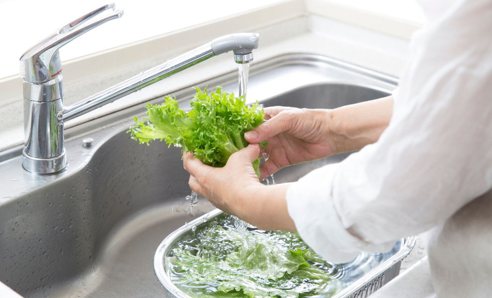 បើមិនចង់ទទួលទានសារធាតុគីមី គួរឈប់លាងបន្លែតាម ៥វិធីនេះ