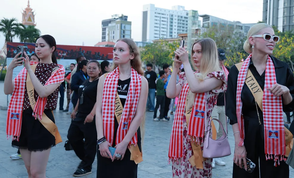 Miss Planet International ទាំង ៣២ ប្រទេស ទៅទស្សនារូបគំនូរសិល្បៈ ដើម្បីសន្តិភាព